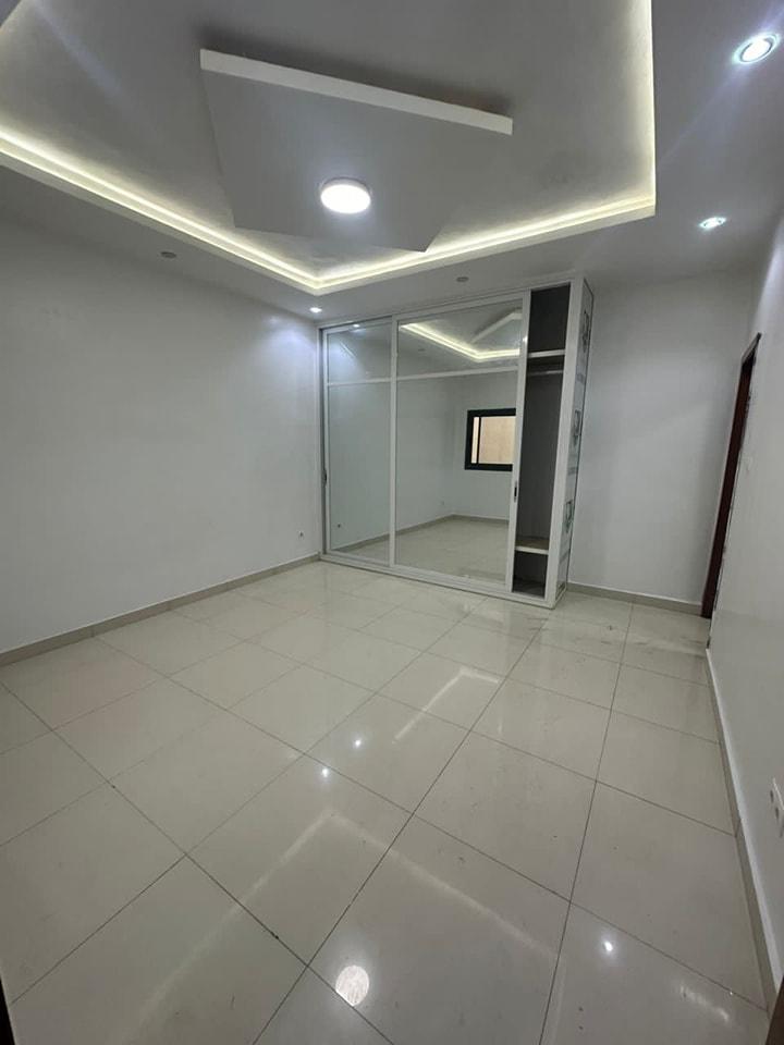 Appartement à louer aux Almadies zone de Recasement. Près de l’école Bilingue américaine.