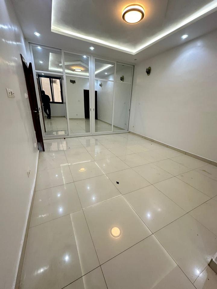 Appartement à louer aux Almadies zone de Recasement. Près de l’école Bilingue américaine.